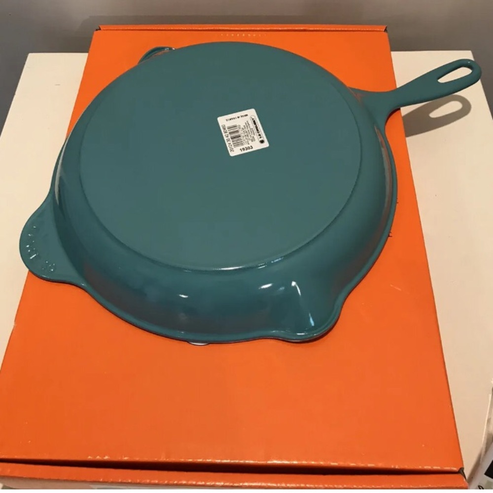 NWT Le Creuset 11.75” Cast Iron Skillet Turquoise / Blue - Picture 4 of 10